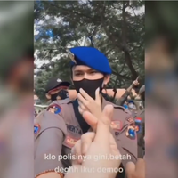 mahasiswi-ajak-kenalan-polisi-ganteng-saat-demo-netijen--dasar-gak-tau-malu