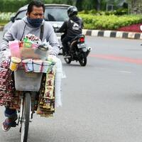 jemput-rezeki-pedagang-asongan-serbu-lokasi-demo-omnibus-law