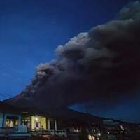 erupsi-gunung-kerinci-terus-semburkan-asap-tebal-bikin-warga-kayu-aro-panik