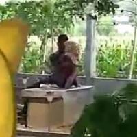 tak-tahu-malu-sepasang-remaja-ini-beradegan-mesum-di-bangku-taman