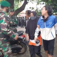 jemput-anaknya-yang-ikut-demo-emak-emak-cari-uang-susah