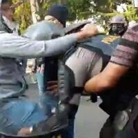 polisi-roboh-dilutut-intel-saat-ciduk-pendemo-mabes-salah-paham-sedikit