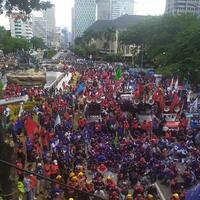 tambah-ramai-penampakan-massa-buruh-di-patung-kuda-monas-pukul-1530-wib