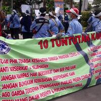 pekerja-ambulans-dki-demo-anies-tolak-phk-saat-pandemi-ada-yang-pakai-hazmat