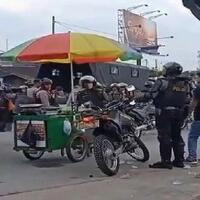 viral-polisi-pakai-rompi-anti-peluru-bawa-gerobak-penjual-cireng