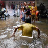 tinggi-air-lebih-dari-7-meter-akibatkan-banjir-dibekasievakuasi-berlangsung-dinihari
