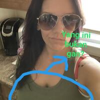 perempuan-cantik-ini-ketakutan-usai-lihat-penampakan-di-kacamatanya