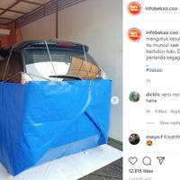 bener--bener-kreatif-biar-gak-kebanjiran-mobil-dibungkus-terpal