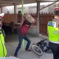 video-viral-pengendara-motor-merusak-motornya-sendiri-dengan-batu-karena