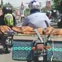 viral-video-pemotor-bawa-jenazah-ditaruh-di-atas-bronjong