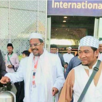 siap-siap-pulang-habib-rizieq-pamitan-di-arab-saudi-ziarah-ke-makam-nabi