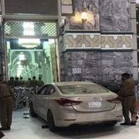 mobil-sedan-masuk-masjidil-haram-dan-tabrak-gate-89