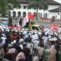 ribuan-warga-gelar-persiapan-penyambutan-habib-rizieq-di-gedung-sate