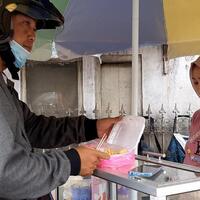 viral-pedagang-rujak-di-tasik-berparas-cantik-bikin-segar-pembeli