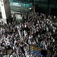 selawat-menggema-di-bandara-soetta-sambut-kedatangan-rizieq