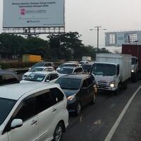 polisi-kendaraan-penjemput-habib-rizieq-parkir-di-tol-bikin-stuck