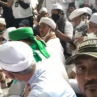 bandara-soetta-dipenuhi-pendukung-rizieq-shihab-penumpang-keluhkan-akses-tersendat