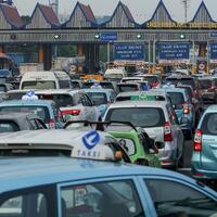 akses-ke-bandara-soetta-macet-semua-penerbangan-delay-4-jam