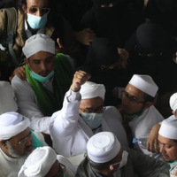 disambut-takbir-habib-rizieq-tiba-di-indonesia