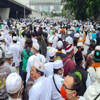 kisah-pilu-pasien-cuci-darah-jalan-kaki-menembus-ribuan-simpatisan-hrs