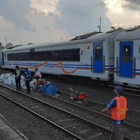 ngeri-7-gerbong-kereta-api-meluncur-sendiri-tanpa-lokomotif-di-malang