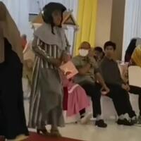 viral-emak-emak-ke-kondangan-pernikahan-pakai-helm-safety-banget-mak