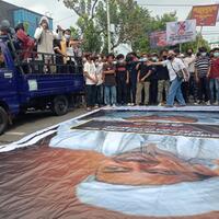 massa-demo-tolak-hrs-datang-ke-medan-foto-habib-rizieq-diinjak