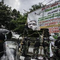 panser-anoa-kawal-personel-tni-tertibkan-baliho-rizieq-shihab