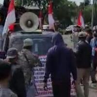 demonstran-penolak-habib-rizieq-dan-massa-fpi-nyaris-bentrok-di-karawang