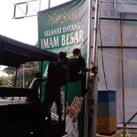 tak-ingin-sampai-tni-turun-satpol-pp-makassar-copot-baliho-hrs