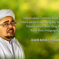 demonstran-bakar-baliho-habib-rizieq-di-bandung