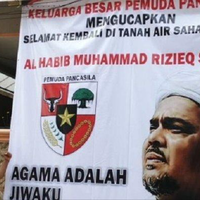 kucing-kucingan-dibongkar-di-jalan-baliho-rizieq-dipasang-lagi-di-gang-kecil