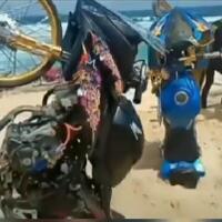 omg-bikin-geleng-geleng-sekelompok-pemuda-gelar-aksi-tanam-motor-di-pantai