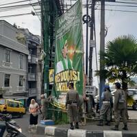 satpol-pp-sumedang-menurunkan-sejumlah-baliho-habib-rizieq
