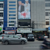 lieus-sungkharisma-pasang-baliho-besar-gambar-rizieq-shihab-di-warungnya