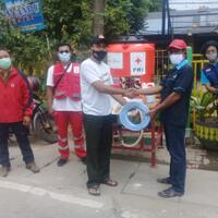 relawan-sibat-pmi-kecamatan-mendistribusikan-wastafel-ke-fasilitas-umum