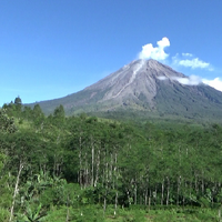 gunung-semeru-muntahkan-lava-pijar