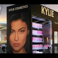 kylie-jennar-gunakan-vending-machine-untuk-jual-kosmeti