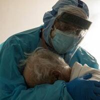 viral-dokter-di-texas-peluk-pasien-corona-lansia-yang-putus-asa