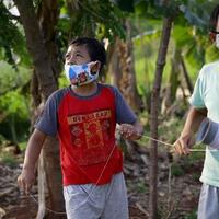 jokowi-soroti-banyak-anak-pakai-masker-kegedean-minta-ada-masker-khusus