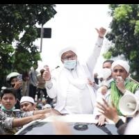 terungkap-polisi-harus-menerobos-hujan-umpatan-saat-ke-rumah-habib-rizieq