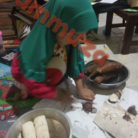 gadis-kecil-masak--kreasi-singkong