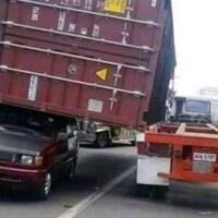 potret-toyota-kijang-lawas-tertimpa-peti-kemas-wujudnya-mencengangkan