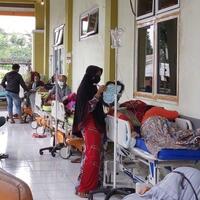 ruang-isolasi-di-rsud-kajen-penuh-10-pasien-dirawat-di-selasar-rumah-sakit