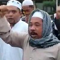 protes-penahanan-habib-rizieq-massa-datangi-polsek-tanggul-jember-doa-bersama