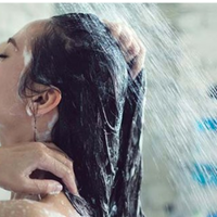 viral-wanita-usia-30-asyik-mandi-dengan-santuy-di-alun-alun-probolinggo