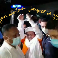 lihat-tangan-habib-rizieq-diborgol-polisi-pendukung-menangis