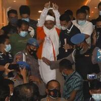 lihat-tangan-habib-rizieq-diborgol-polisi-pendukung-menangis
