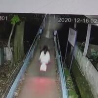 sosok-aneh-tertangkap-kamera-di-jembatan-gantung-depok-benarkah-itu-kuntilanak