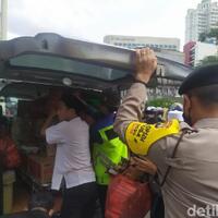 aksi-1812-polisi-amankan-ambulans-laskarsyuhadaipmm-bawa-logistik